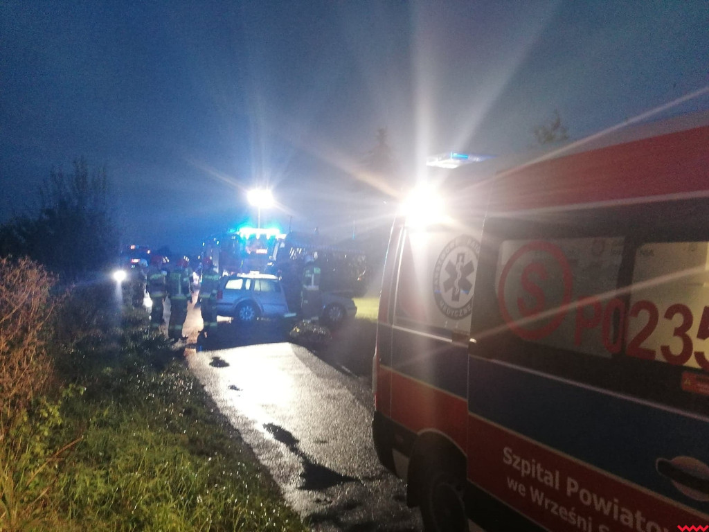 Samochód osobowy wbił się w sprzęt rolniczy. Jedna osoba ranna