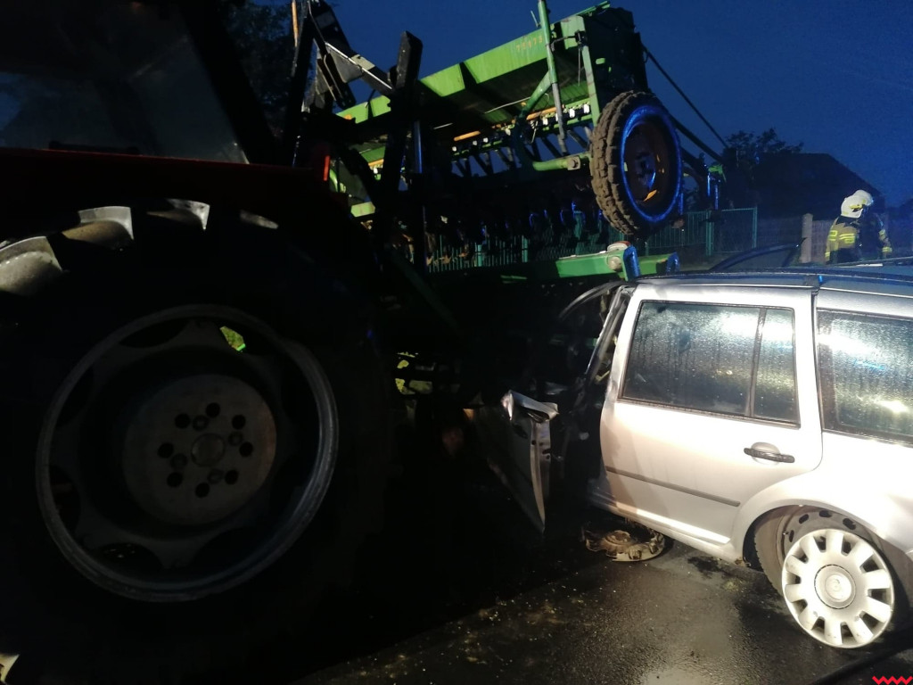 Samochód osobowy wbił się w sprzęt rolniczy. Jedna osoba ranna