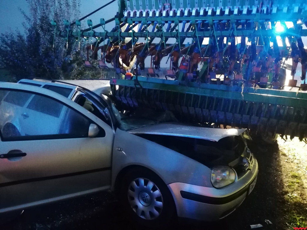 Samochód osobowy wbił się w sprzęt rolniczy. Jedna osoba ranna