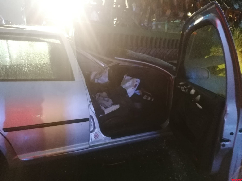 Samochód osobowy wbił się w sprzęt rolniczy. Jedna osoba ranna