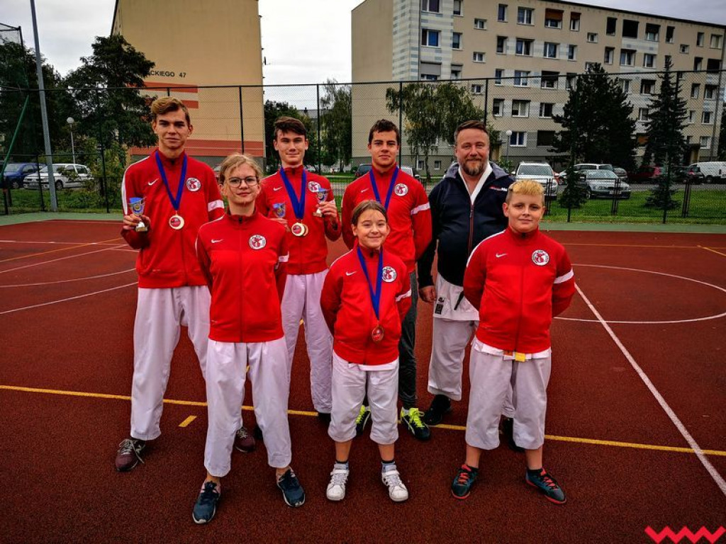Karatecy WKK z medalami ze Świecia