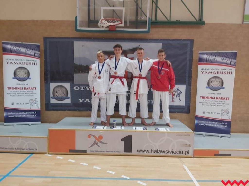 Karatecy WKK z medalami ze Świecia