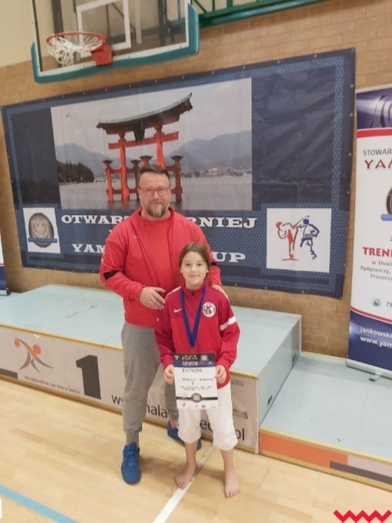 Karatecy WKK z medalami ze Świecia
