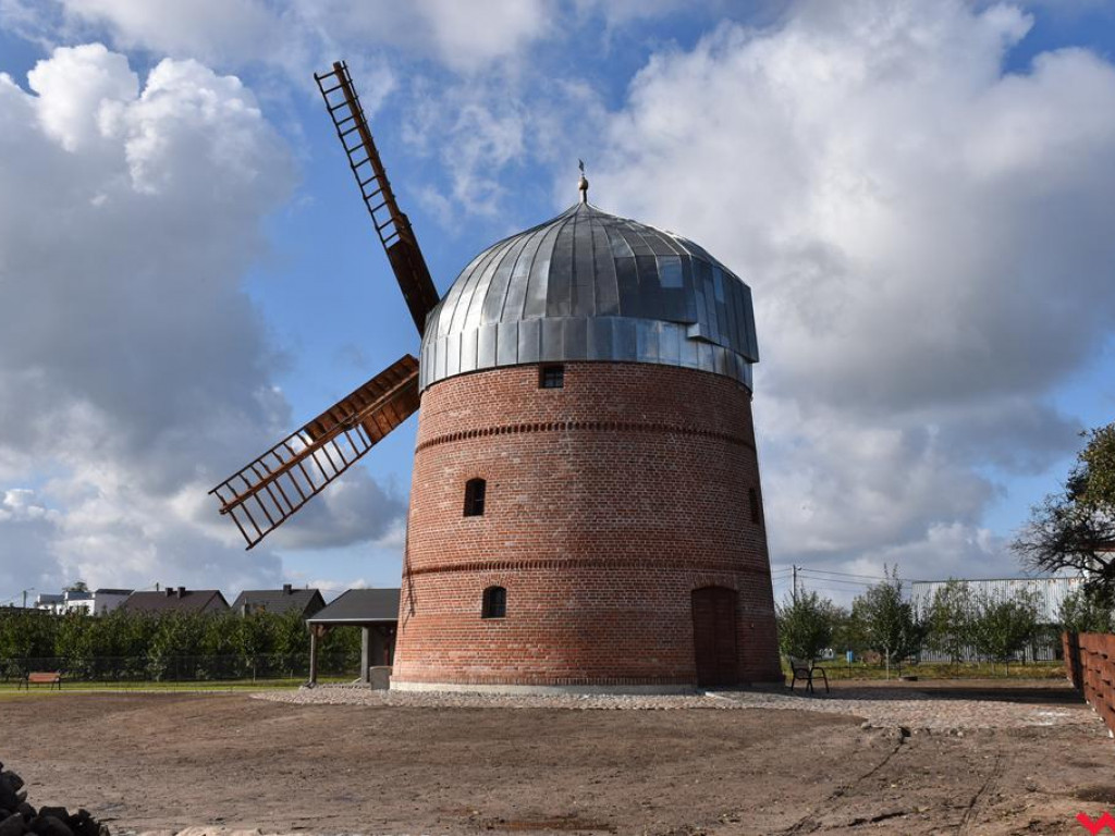 Zmienia się otoczenie wokół wiatraka holenderskiego
