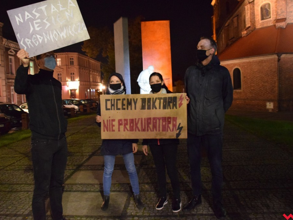Tłum wrześnian wyszedł na ulice miasta w obronie praw kobiet