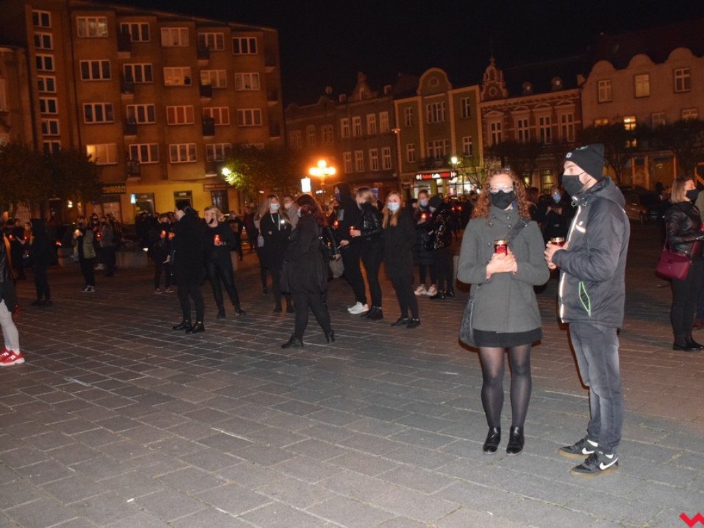 Tłum wrześnian wyszedł na ulice miasta w obronie praw kobiet