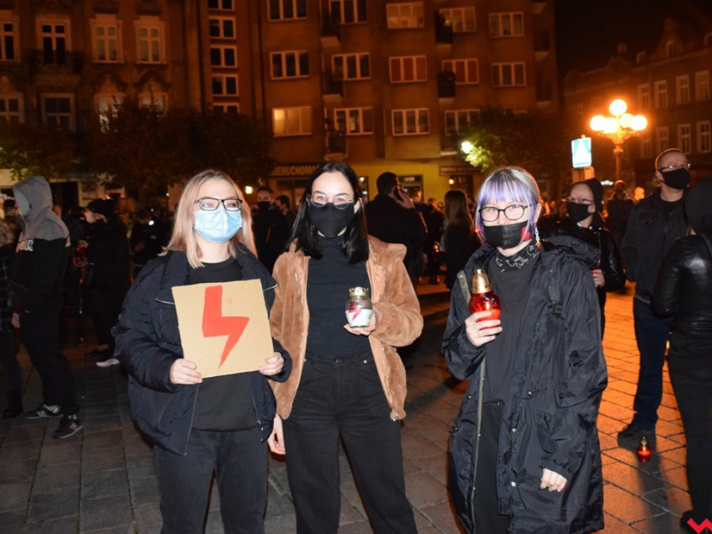 Tłum wrześnian wyszedł na ulice miasta w obronie praw kobiet
