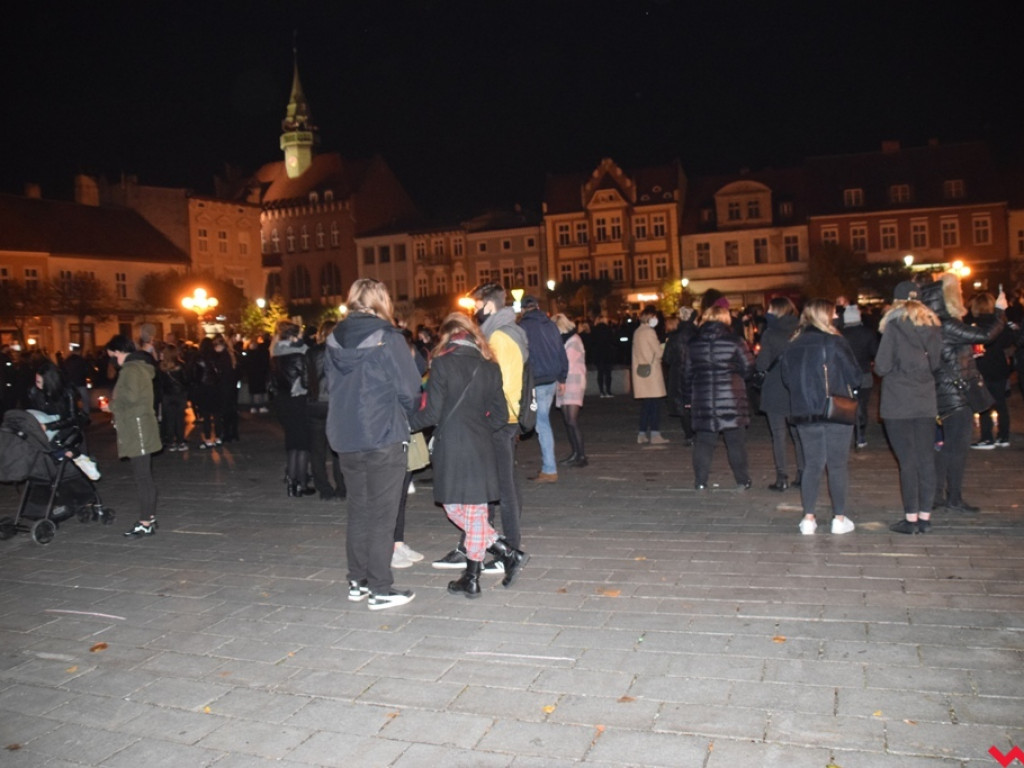 Tłum wrześnian wyszedł na ulice miasta w obronie praw kobiet