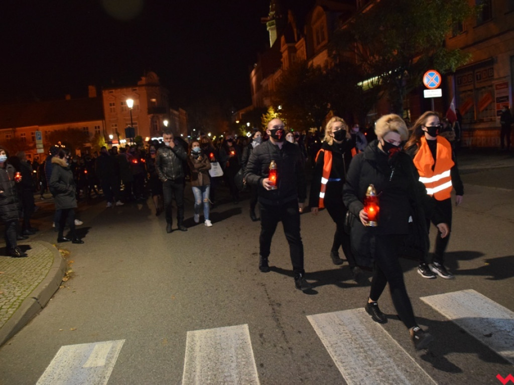 Tłum wrześnian wyszedł na ulice miasta w obronie praw kobiet