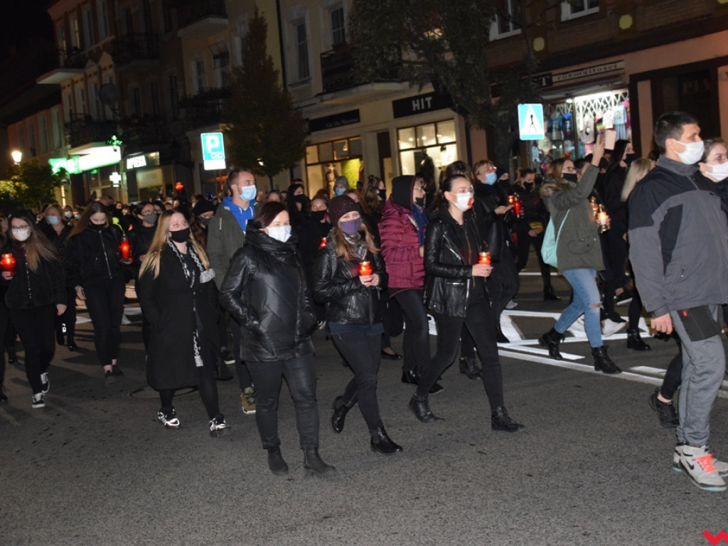 Tłum wrześnian wyszedł na ulice miasta w obronie praw kobiet