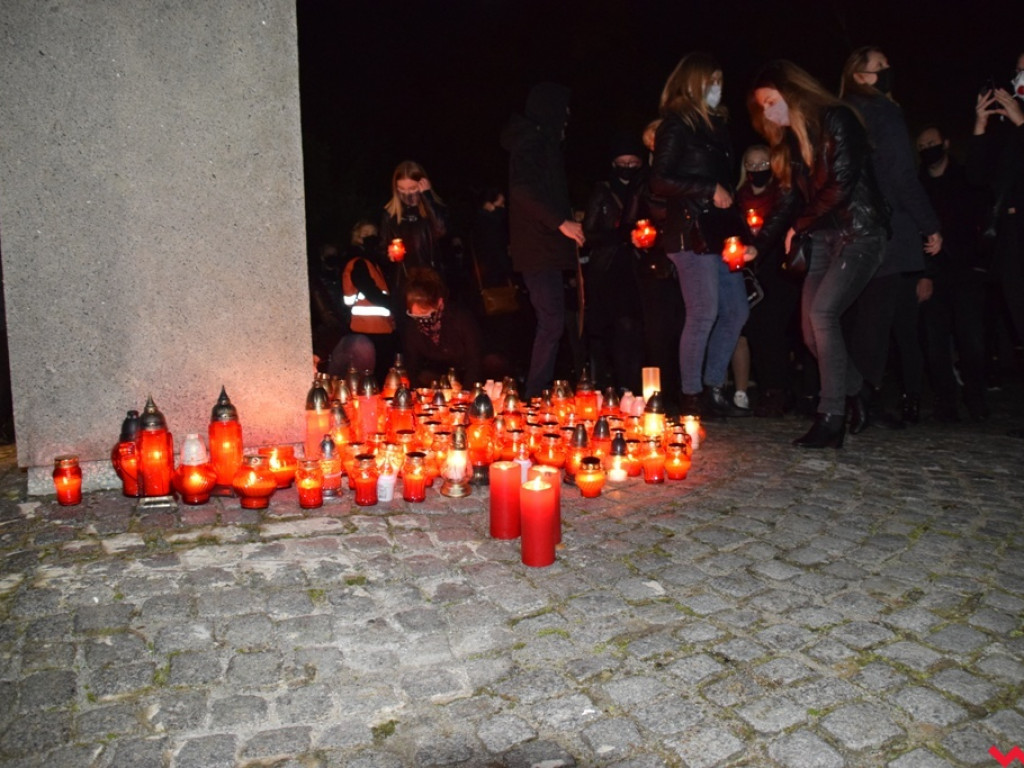 Tłum wrześnian wyszedł na ulice miasta w obronie praw kobiet