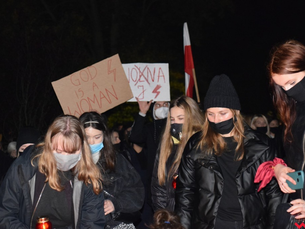 Tłum wrześnian wyszedł na ulice miasta w obronie praw kobiet