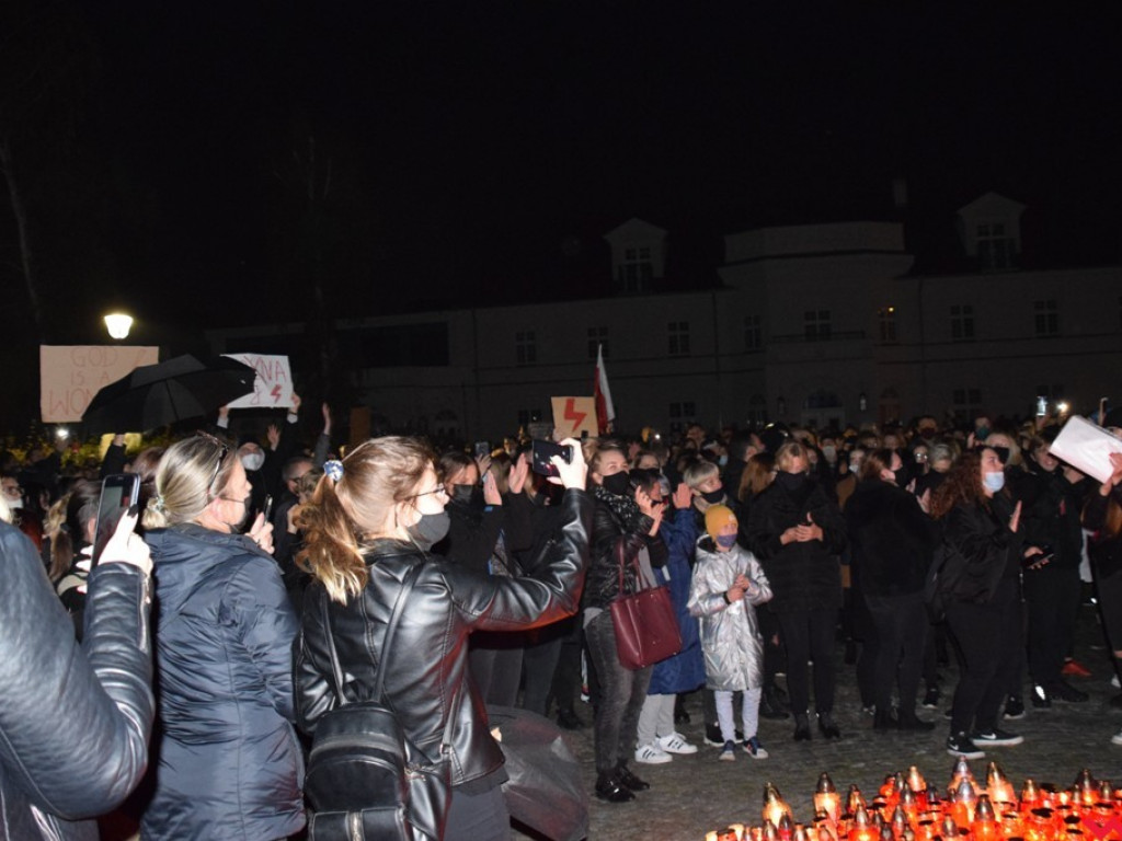 Tłum wrześnian wyszedł na ulice miasta w obronie praw kobiet