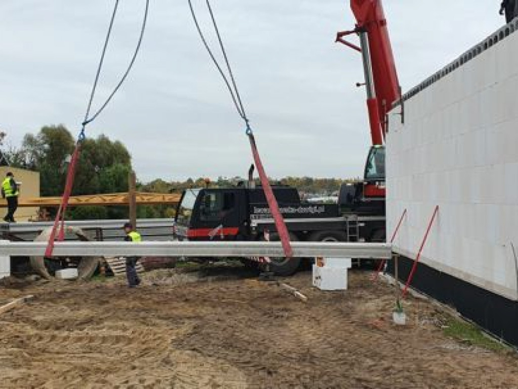 Budowa przedszkola w Miłosławiu postępuje. Dziś na dachu zawisła symboliczna wiecha