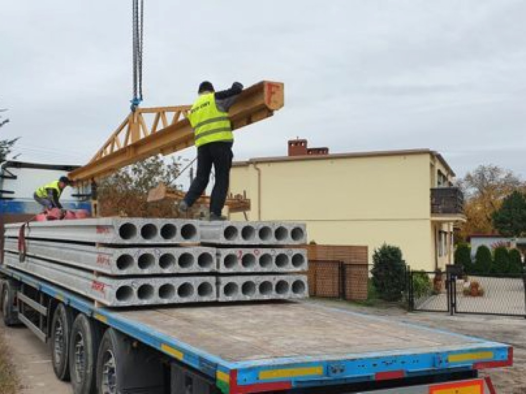 Budowa przedszkola w Miłosławiu postępuje. Dziś na dachu zawisła symboliczna wiecha