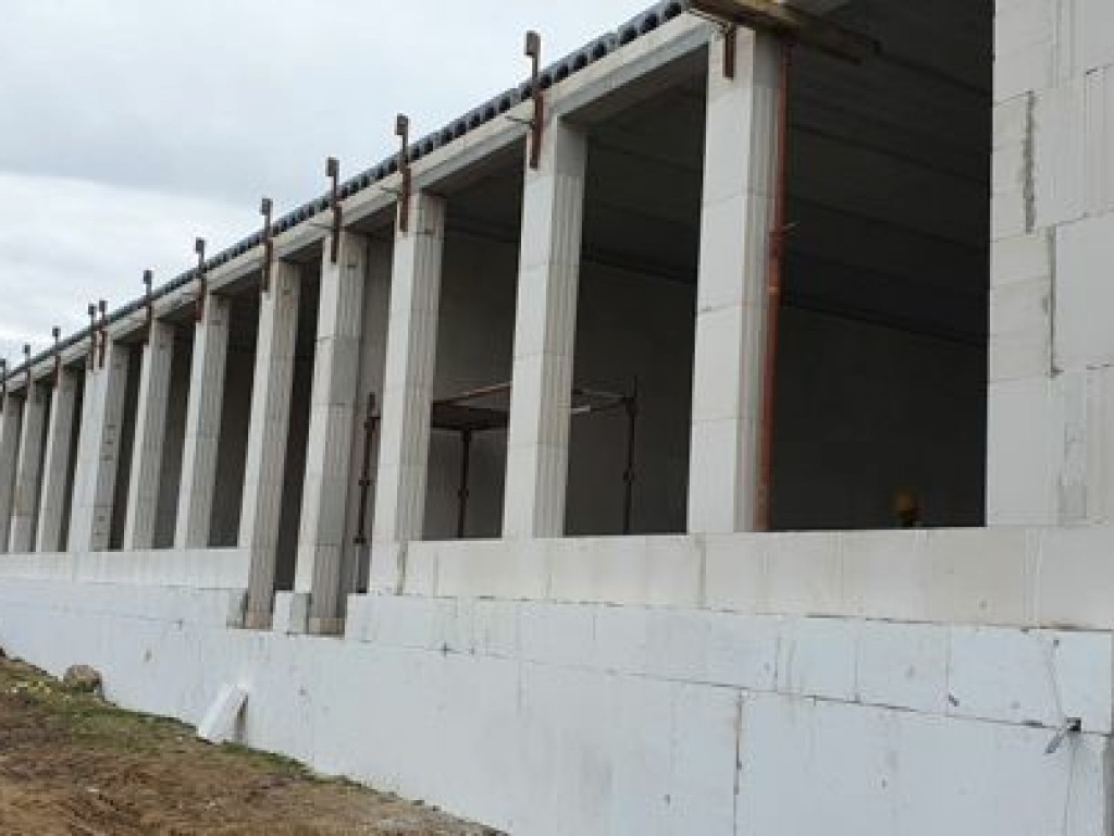 Budowa przedszkola w Miłosławiu postępuje. Dziś na dachu zawisła symboliczna wiecha