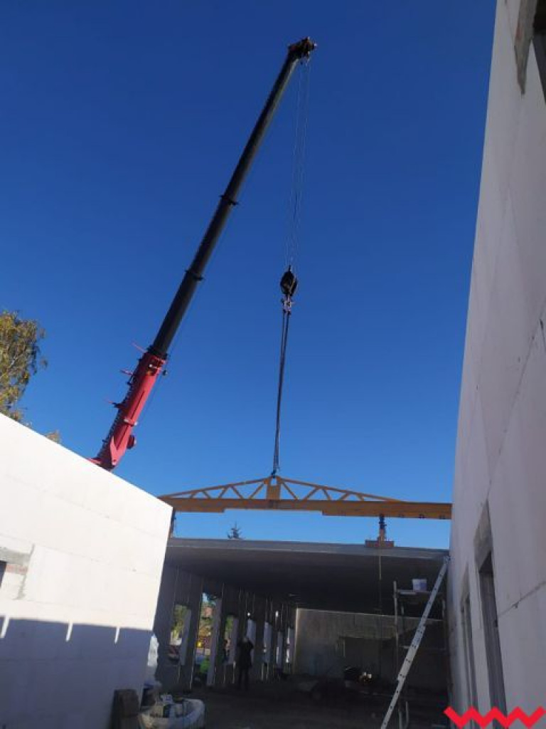 Budowa przedszkola w Miłosławiu postępuje. Dziś na dachu zawisła symboliczna wiecha