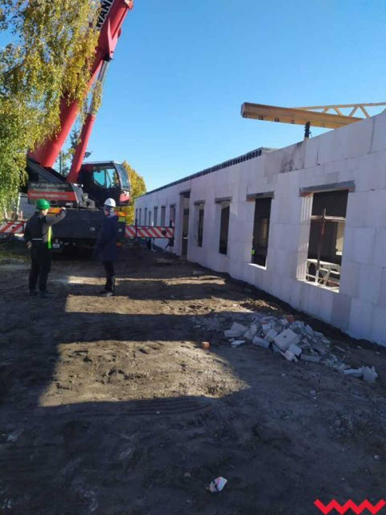 Budowa przedszkola w Miłosławiu postępuje. Dziś na dachu zawisła symboliczna wiecha