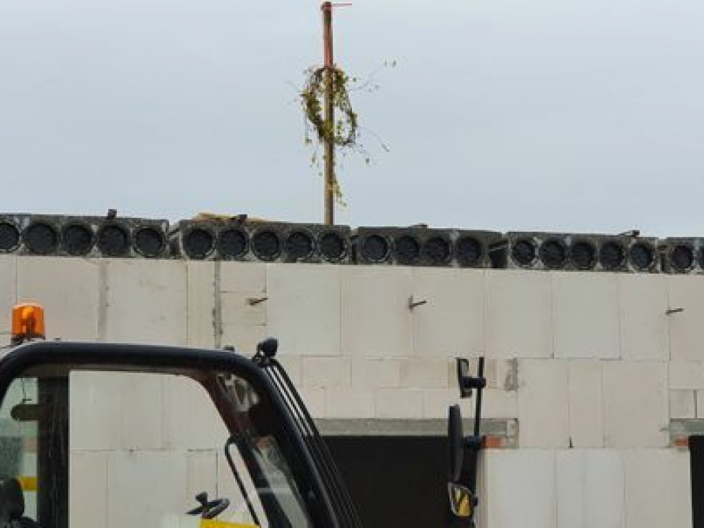 Budowa przedszkola w Miłosławiu postępuje. Dziś na dachu zawisła symboliczna wiecha