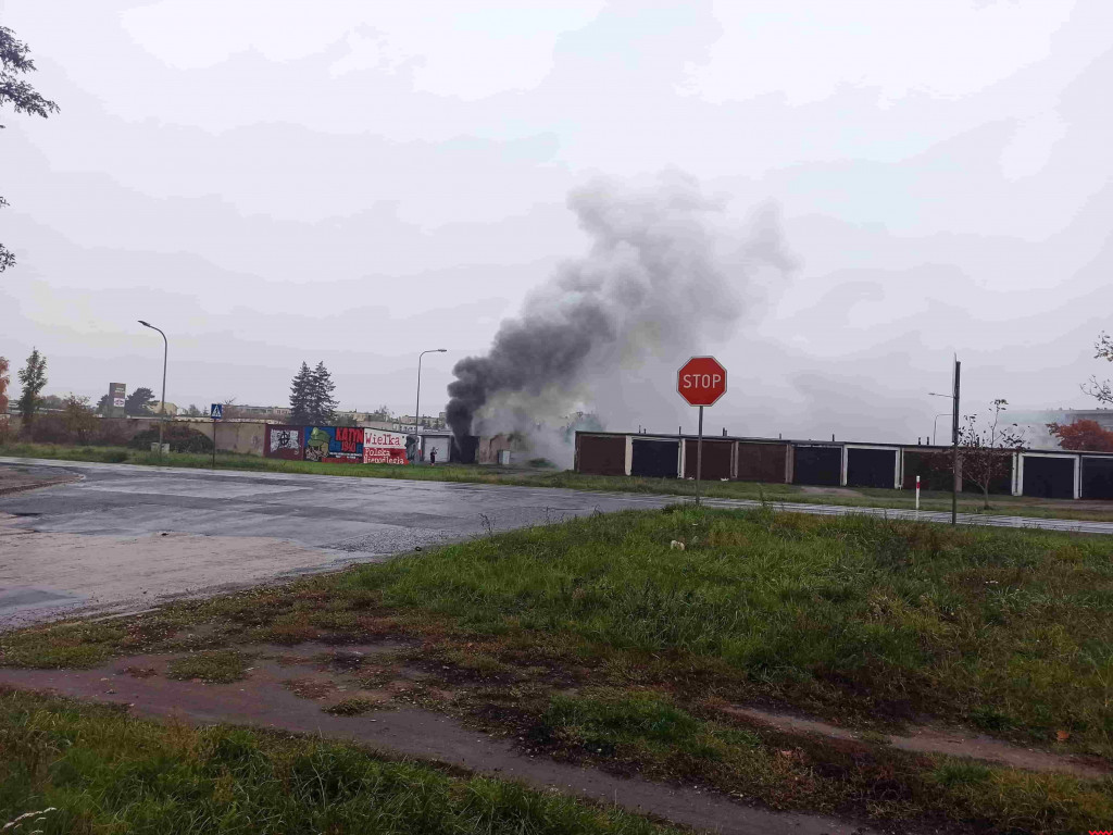 W garażu doszło do pożaru. Straty oszacowano na kilka tysięcy złotych
