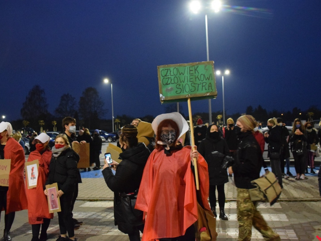 Kolejny dzień protestów ulicznych. Głośna manifestacja przeszła przez centrum Wrześni