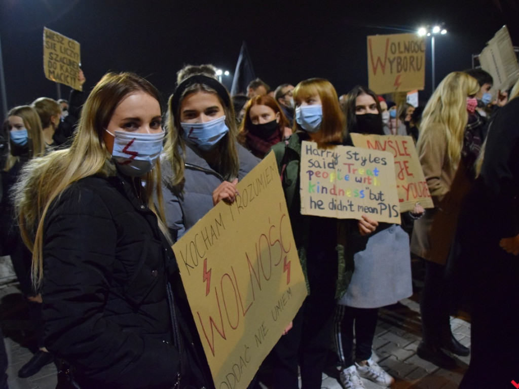 Kolejny dzień protestów ulicznych. Głośna manifestacja przeszła przez centrum Wrześni