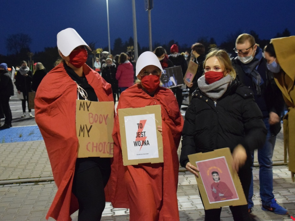 Kolejny dzień protestów ulicznych. Głośna manifestacja przeszła przez centrum Wrześni