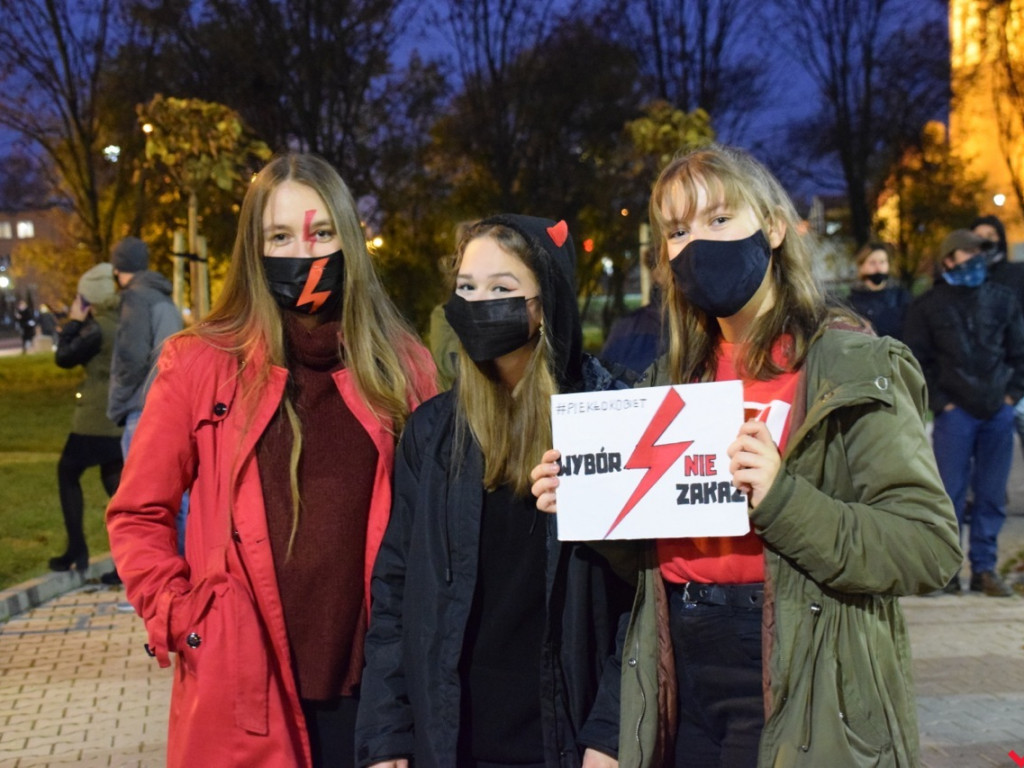 Kolejny dzień protestów ulicznych. Głośna manifestacja przeszła przez centrum Wrześni