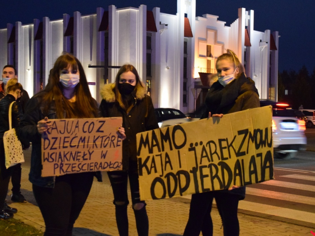 Kolejny dzień protestów ulicznych. Głośna manifestacja przeszła przez centrum Wrześni