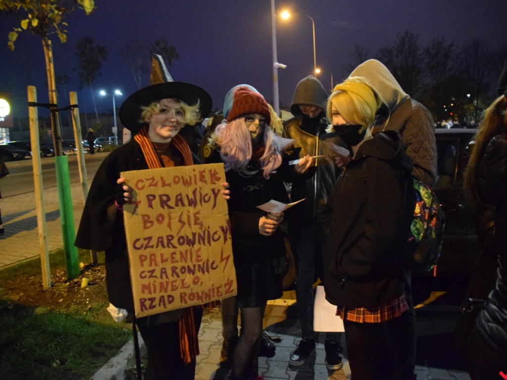 Kolejny dzień protestów ulicznych. Głośna manifestacja przeszła przez centrum Wrześni