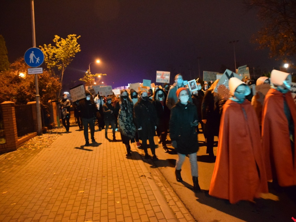 Kolejny dzień protestów ulicznych. Głośna manifestacja przeszła przez centrum Wrześni
