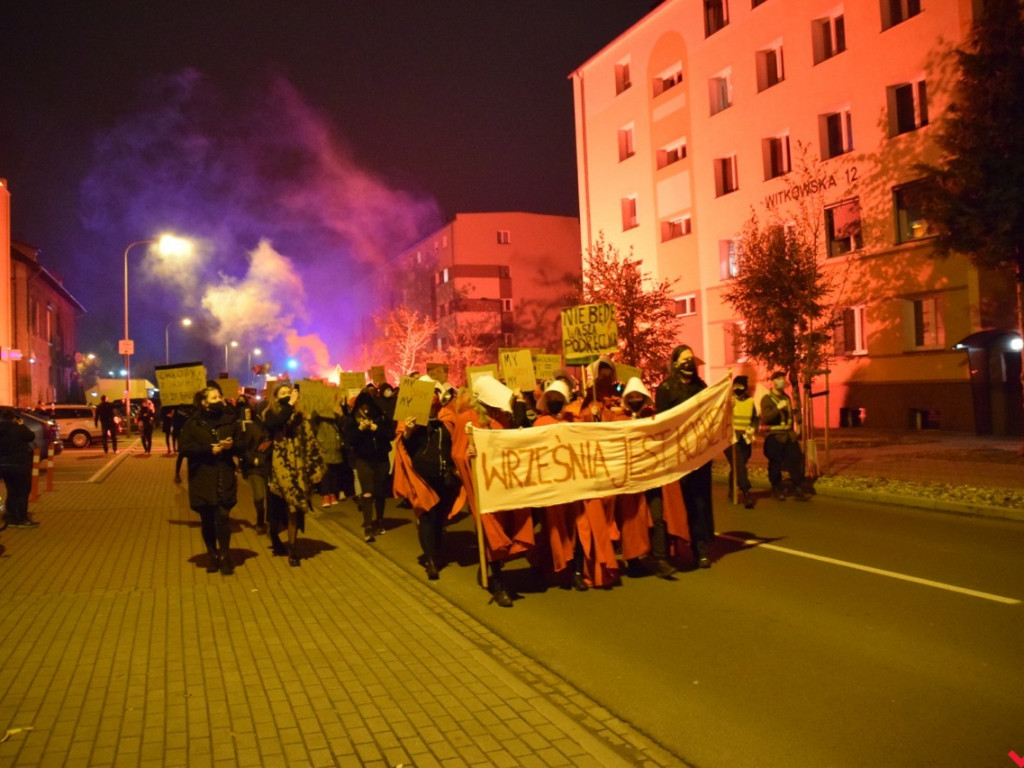 Kolejny dzień protestów ulicznych. Głośna manifestacja przeszła przez centrum Wrześni