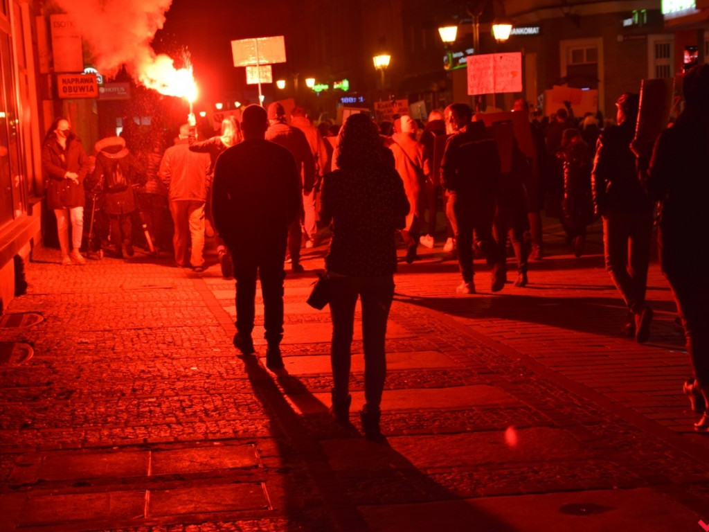 Kolejny dzień protestów ulicznych. Głośna manifestacja przeszła przez centrum Wrześni