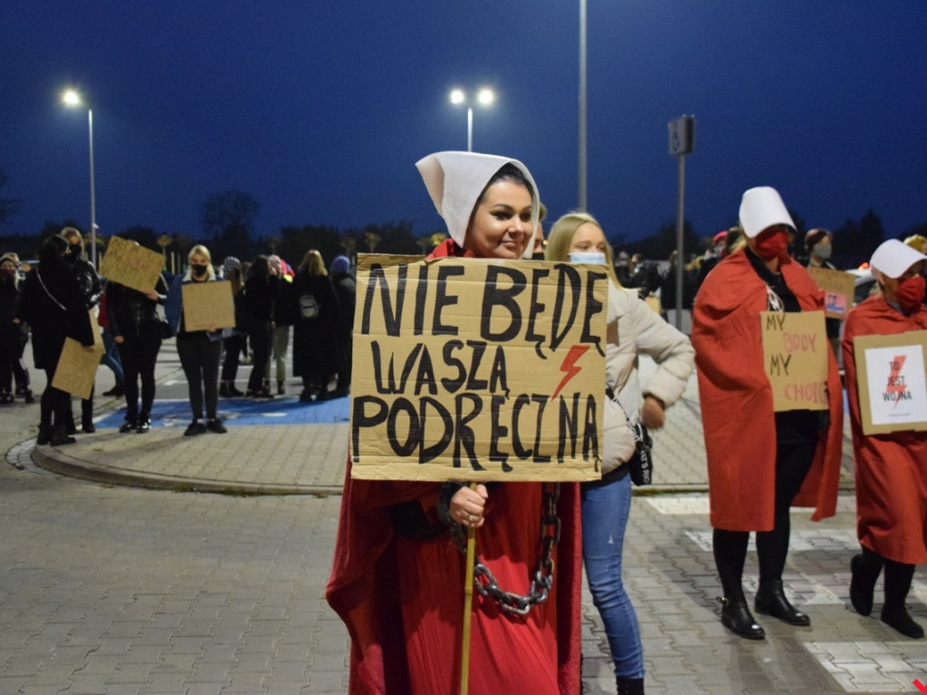 Kolejny dzień protestów ulicznych. Głośna manifestacja przeszła przez centrum Wrześni