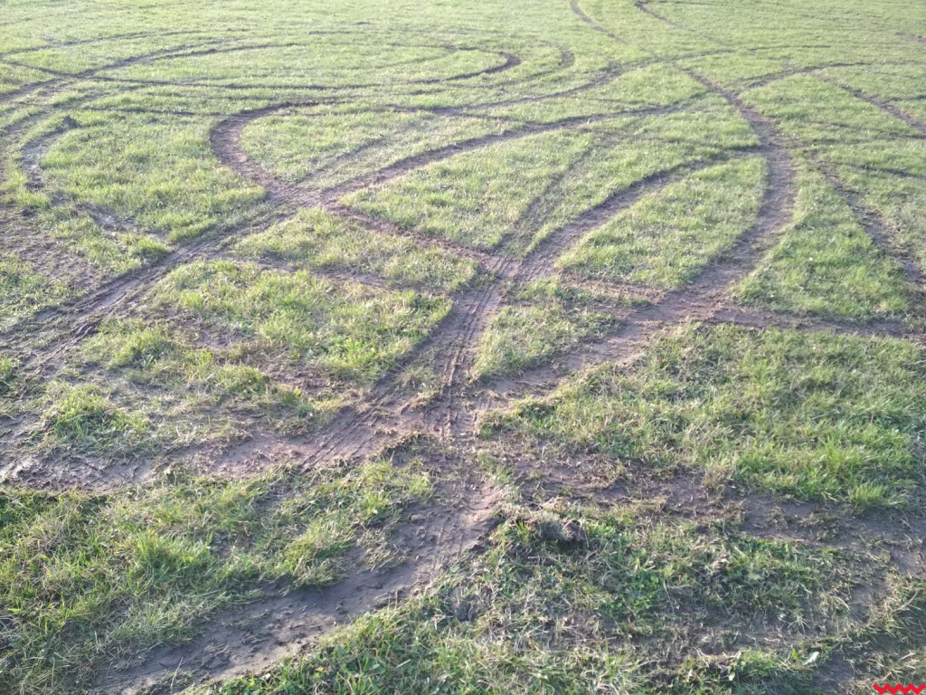 Pseudorajdowiec poszukiwany. Zniszczył murawę boiska