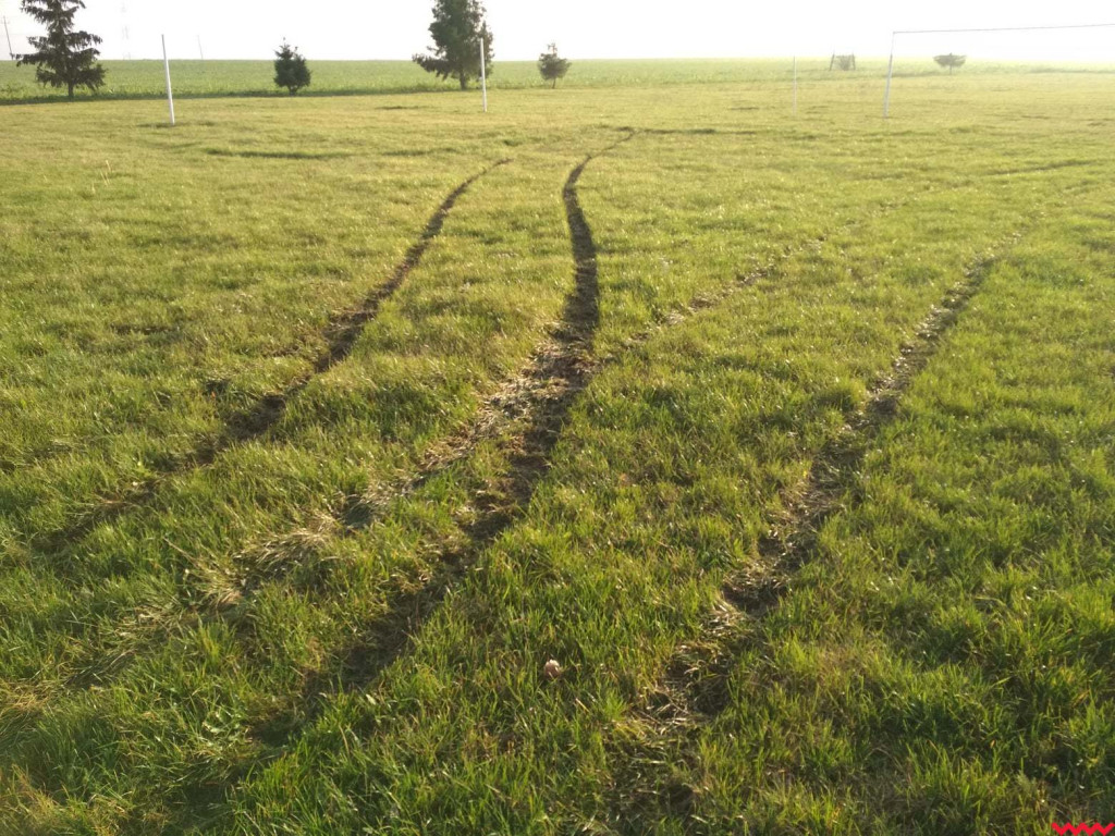 Pseudorajdowiec poszukiwany. Zniszczył murawę boiska