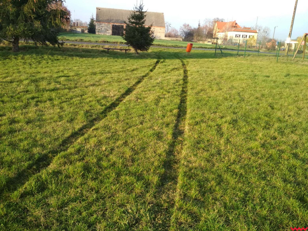 Pseudorajdowiec poszukiwany. Zniszczył murawę boiska
