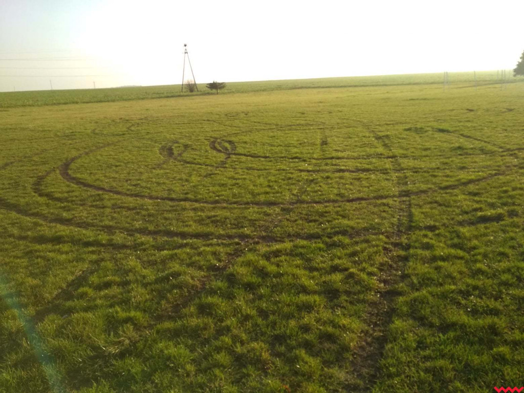 Pseudorajdowiec poszukiwany. Zniszczył murawę boiska