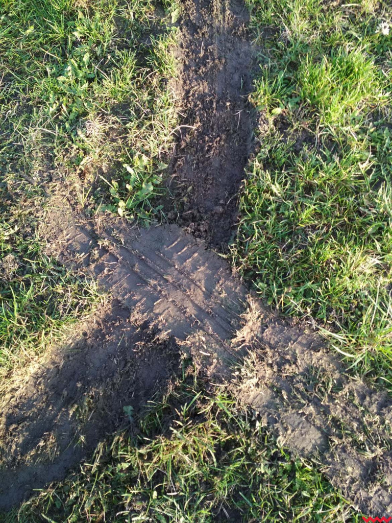 Pseudorajdowiec poszukiwany. Zniszczył murawę boiska