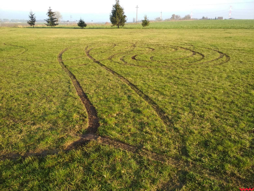 Pseudorajdowiec poszukiwany. Zniszczył murawę boiska