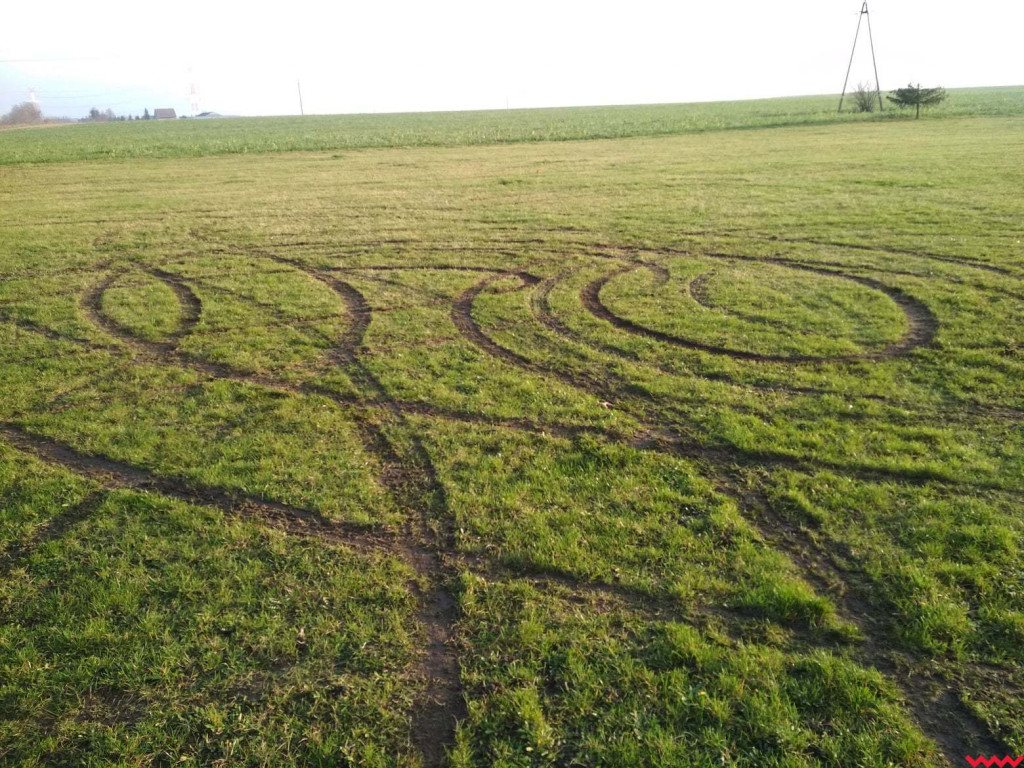Pseudorajdowiec poszukiwany. Zniszczył murawę boiska