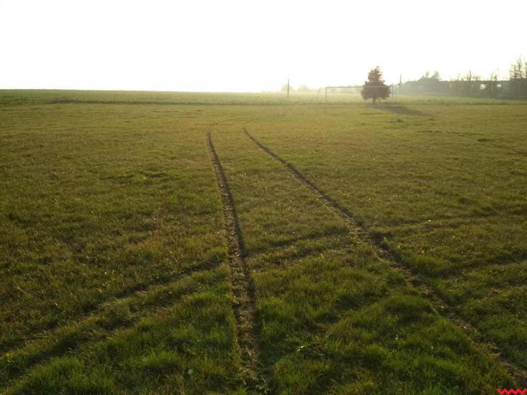 Pseudorajdowiec poszukiwany. Zniszczył murawę boiska