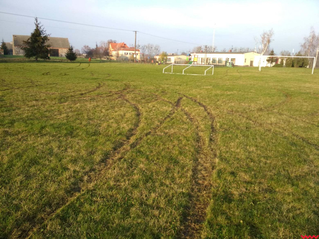 Pseudorajdowiec poszukiwany. Zniszczył murawę boiska