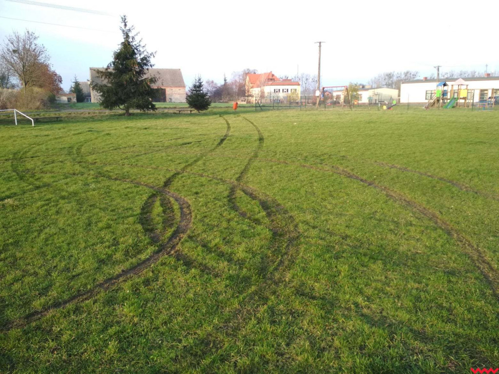 Pseudorajdowiec poszukiwany. Zniszczył murawę boiska