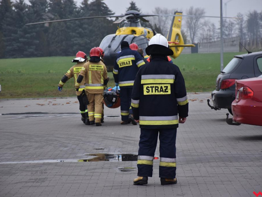Śmigłowiec LPR wezwany do mężczyzny, który zasłabł w Dino w Pyzdrach