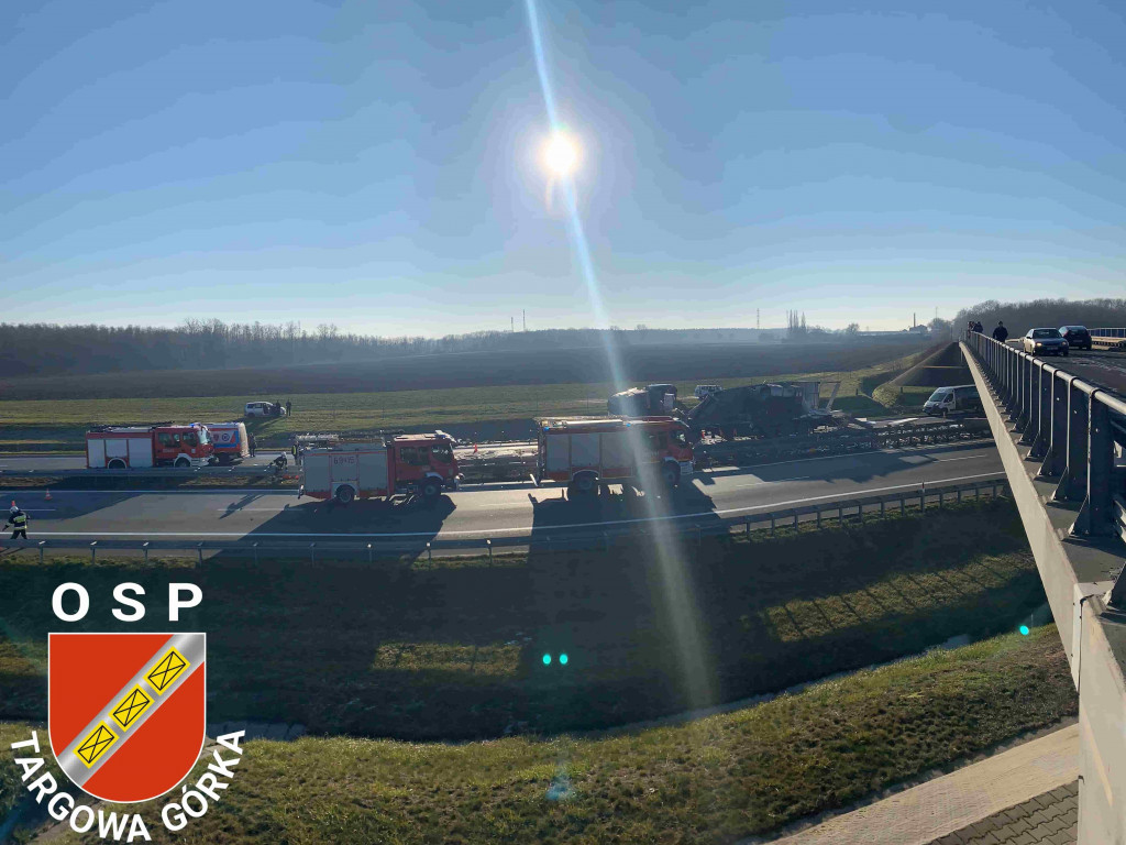 Ciężarówka uderzyła w barierki. Z autostrady zrobiło się wysypisko