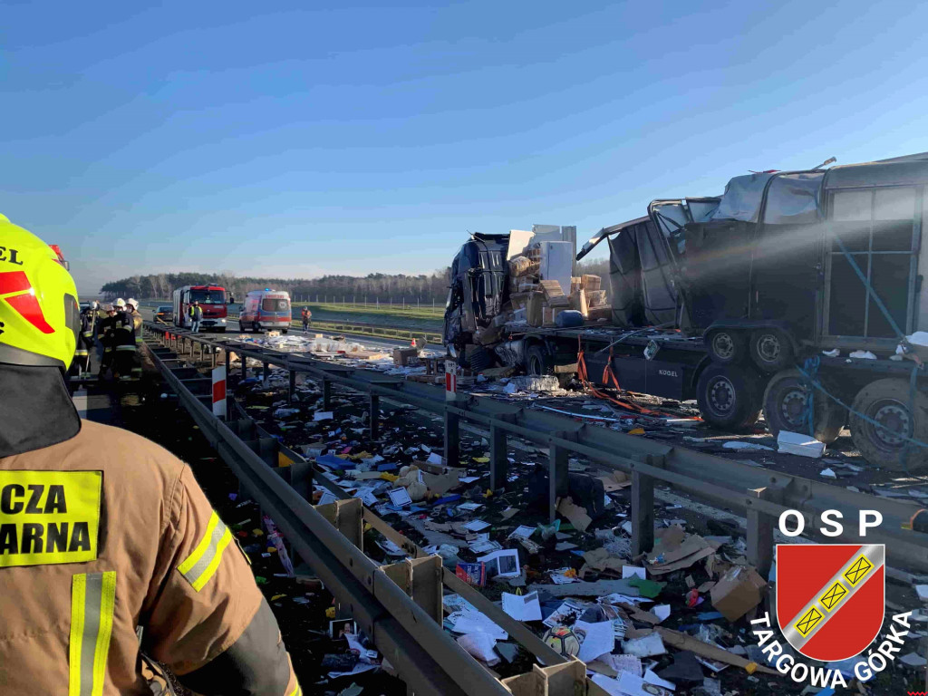 Ciężarówka uderzyła w barierki. Z autostrady zrobiło się wysypisko
