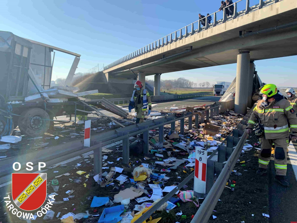 Ciężarówka uderzyła w barierki. Z autostrady zrobiło się wysypisko