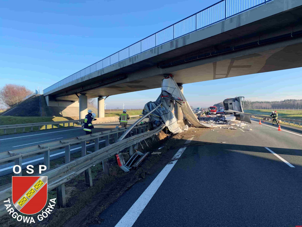 Ciężarówka uderzyła w barierki. Z autostrady zrobiło się wysypisko