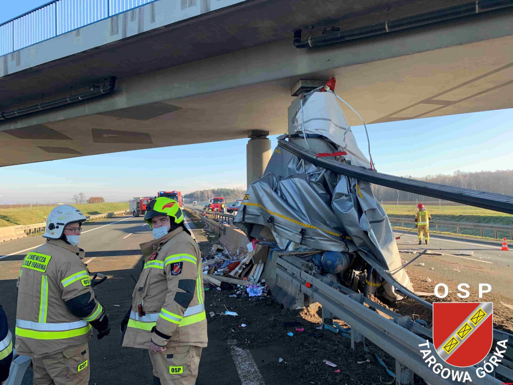 Ciężarówka uderzyła w barierki. Z autostrady zrobiło się wysypisko